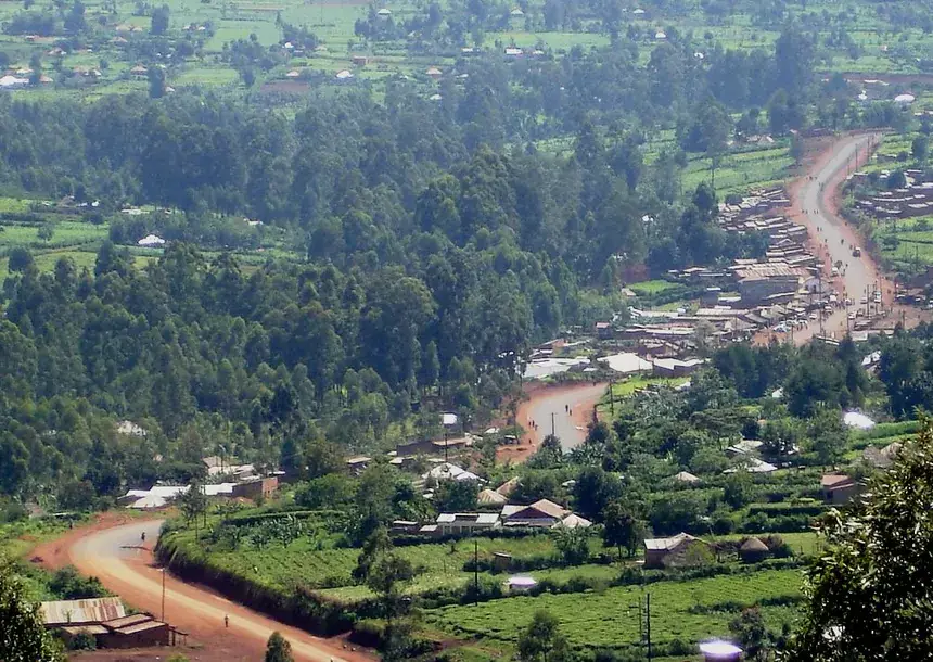 Green hills and homes along a red dirt road in Kisii County, Kenya, where CLAUDNET provides internet